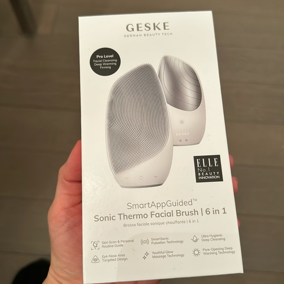 GESKE SmartAppGuided™ Sonic Thermo Facial Brush | 6 in 1 | - Picture 1 of 6